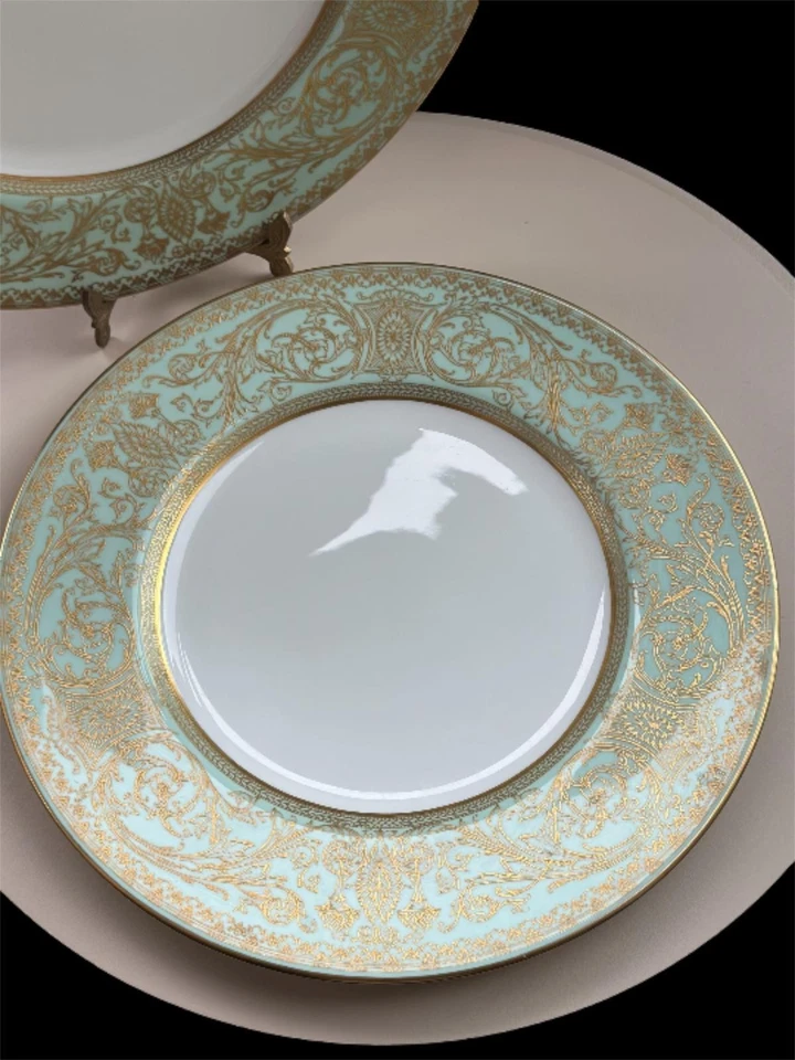 Pair of 2 Royal Worcester Embassy Green Dinner Plates 27cm Christmas Table Decor - Image 4 of 4