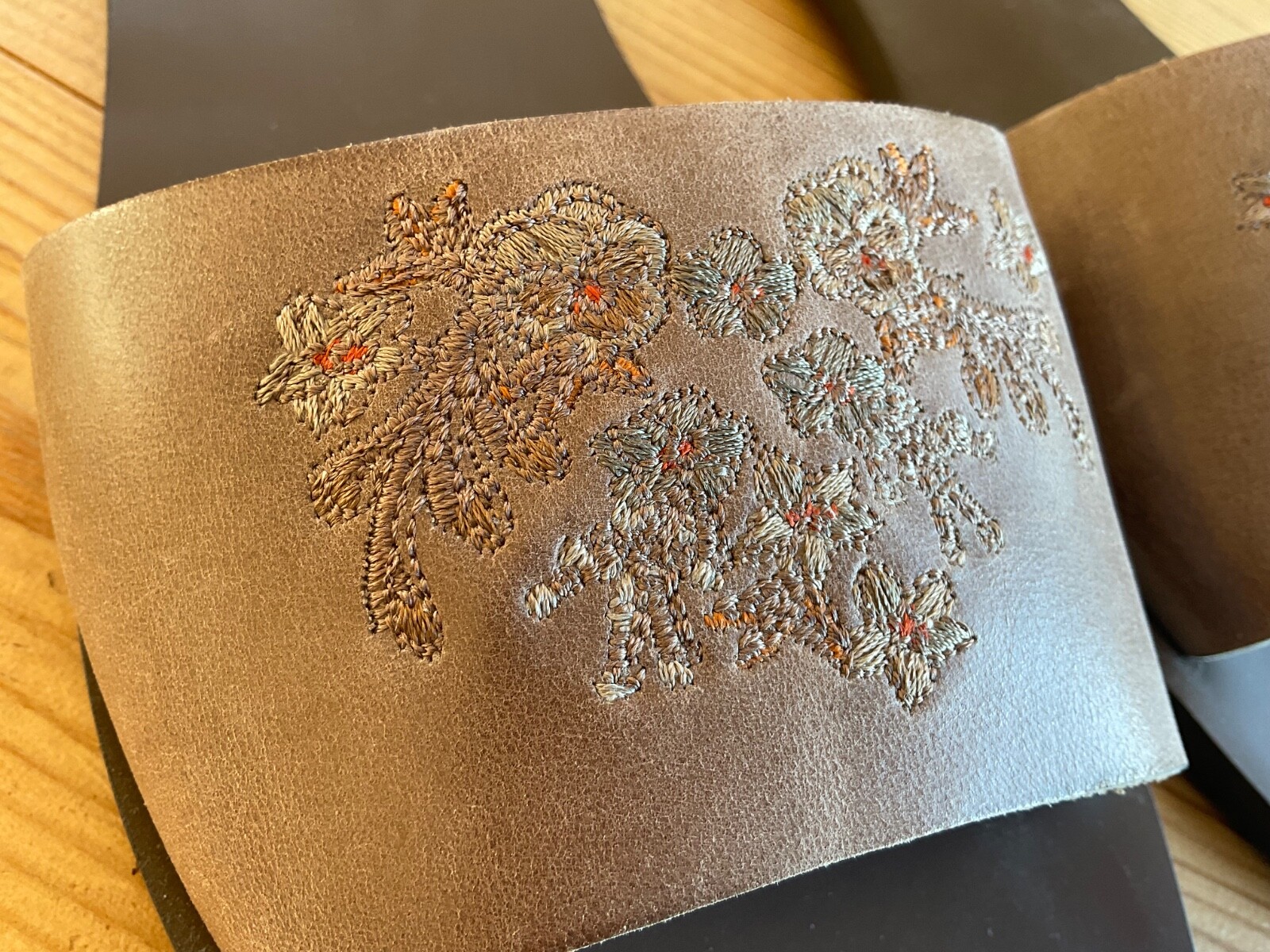 APL Bertie cursori in pelle ricamati 8 nuovi con scatola