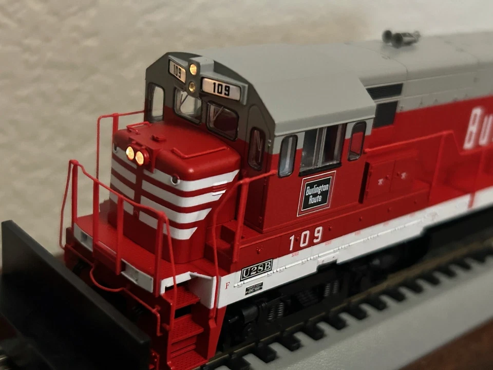 U28B BURLINGTON ROAD SWITCH LOCO DC / DCC Ready HO Scale " CHINESE RED " NEW OOP - Image 4 of 4