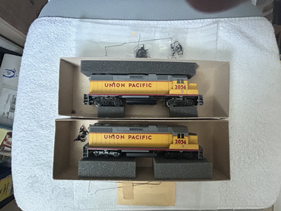 2x Athearn Blue Box HO Union Pacific GP38-2 #2056 Powered Pair - LNIB New