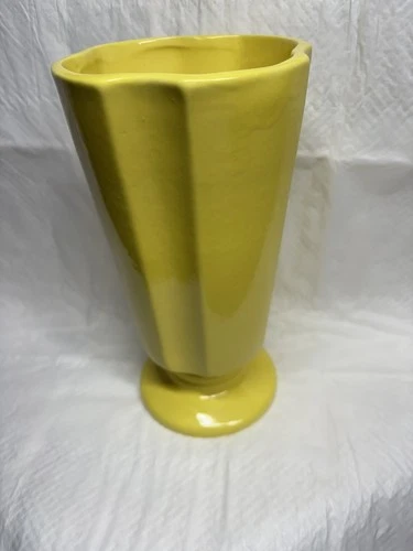 Vintage Art Deco Yellow Haeger Footed vase 9"ht USA Made #303 pre-owned
