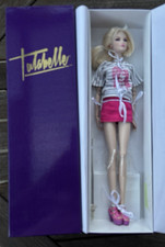 Muñeca vestida J'Adore Basic Tulabelle.  2013. "Juguetes Integrity completos de 16"""