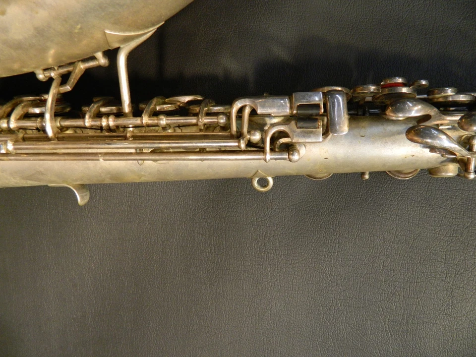 Saxofón vintage de tono bajo "The Indiana by Martin" Martin Band Instrument Co. Foto 3 de 4