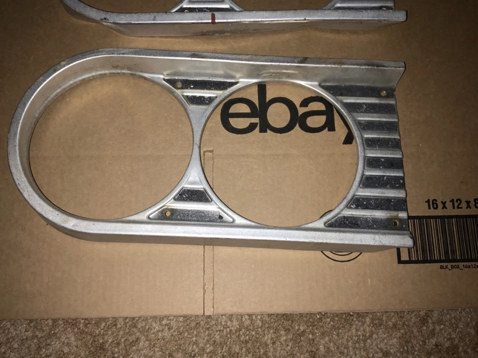 Biseles de embellecimiento de faros originales GM OEM LH RH 1964 Chevrolet Chevelle El Camino SS Foto 2 de 4