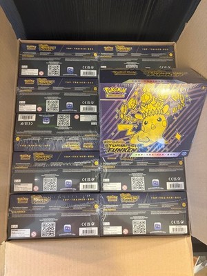 1x Pokémon Karmesin & Purpur Stürmische Funken Top Trainer Box DEUTSCH ETB