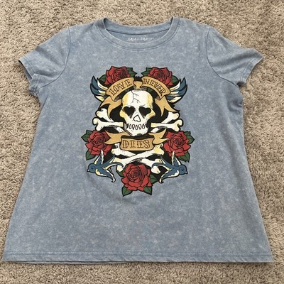 T-Shirt featuring a skull and roses design with the text ''LOVE NEVER DIES''