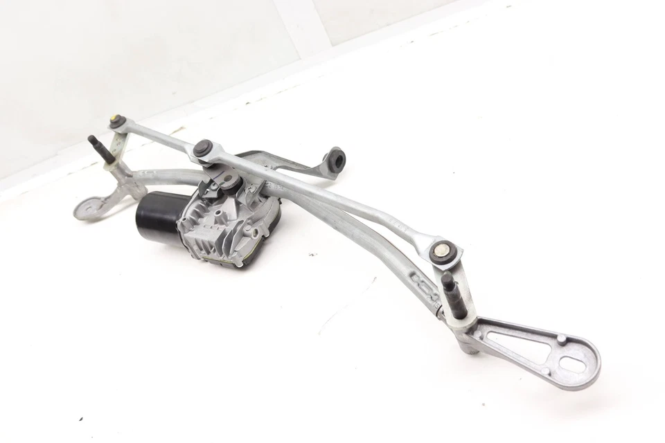 2018-2022 BMW M5 - Windshield Wiper Transmission W/ Motor 9491439 - Image 2 of 4