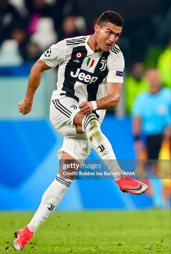 Cristiano Ronaldo Juventus FC #7 Home Jersey 18/19 CL Ver