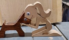 Mensch und Hund aus Holz