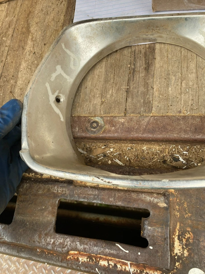 Años 70? 1975? Plumero Plymouth? Juego de bisel de faros par LH RH cromo moldura UNK Foto 2 de 4