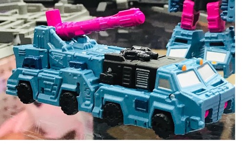 Transformers WFC Earthrise Micromaster Direct Hit & Power Punch COMBINER RARE! - Picture 2 of 3