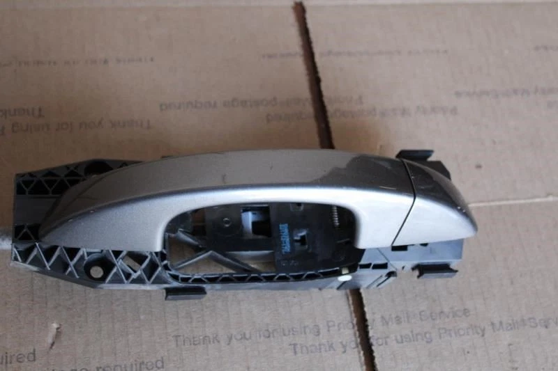 2012 VOLKSWAGEN TOUAREG ПРАВАЯ ПАССАЖИРСКАЯ СТОРОНА ЗАДНЯЯ ДВЕРЬ РУЧКА МЕТЕОР СЕРЫЙ M7W - Изображение 2 из 4