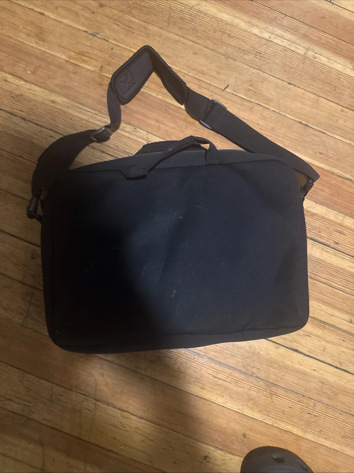 Bolsa carteiro Targus Laptop cinza/preto neoprene (CVR200) 16”X12” - Imagem 4 de 4