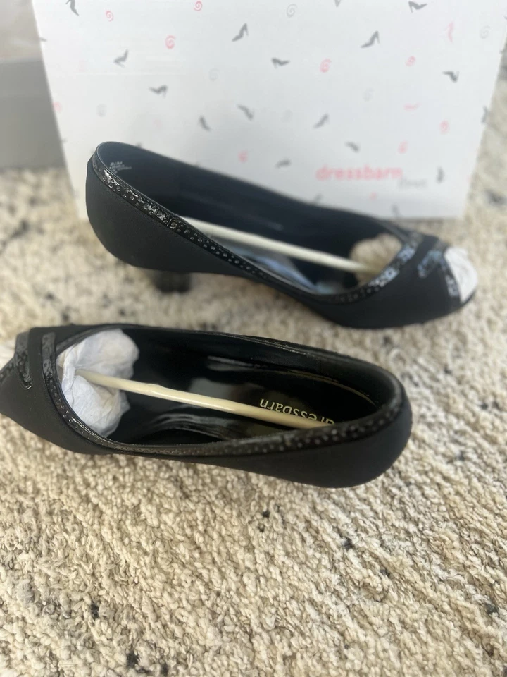 Tacones Dressbarn negros con recortes decorativos Foto 4 de 4