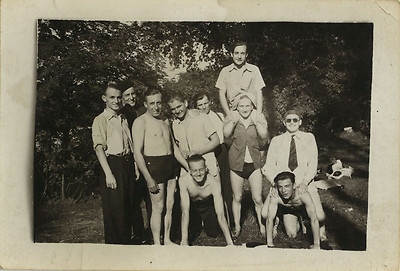 ALTES FOTO - VINTAGE SNAPSHOT - GRUPPE FREUND NACKTER OBERKÖRPER GAG LUSTIGER WITZ -FRIEND