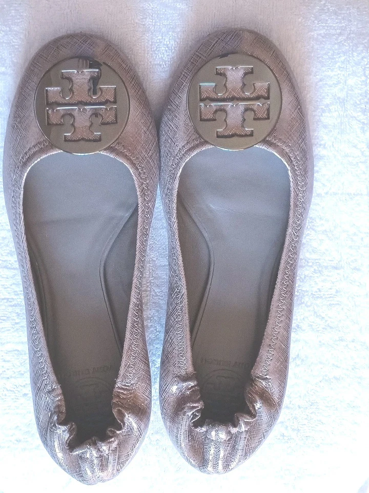 Tory Burch Gris/Plateado Miller Cuero Metálico Ballet Pisos Logo, Talla 9 Foto 2 de 4