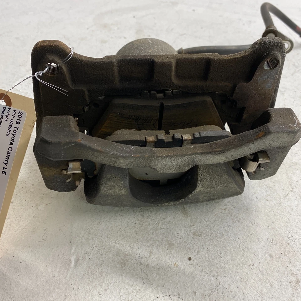 2019-2022 Toyota Camry FWD Front Passenger Side Disc Brake Caliper Assembly OEM - Изображение 3 из 4