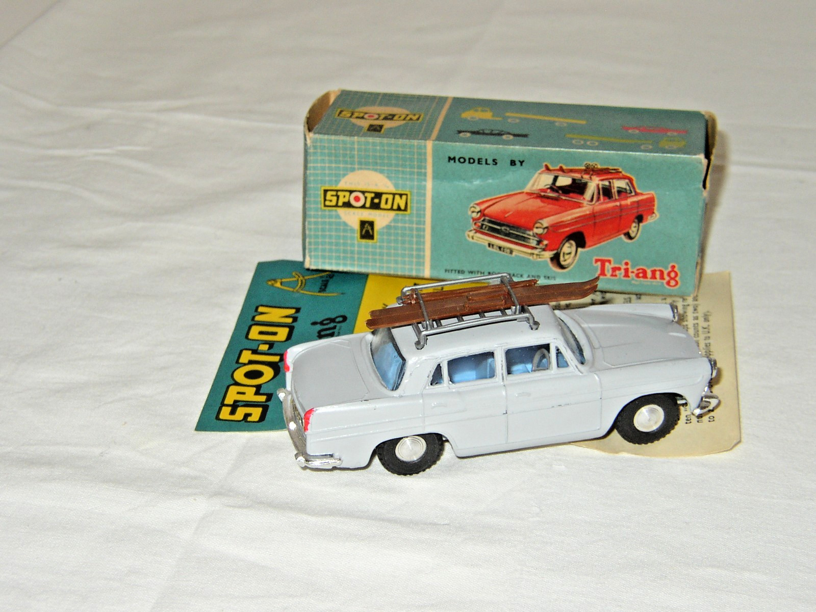 SPOT-ON AUSTIN A60 CAMBRIDGE 1/42スケール SPOT-ON 184 Scale 1/42 | AUSTIN A60 CAMBRIDGE WITH SKI LIGHT