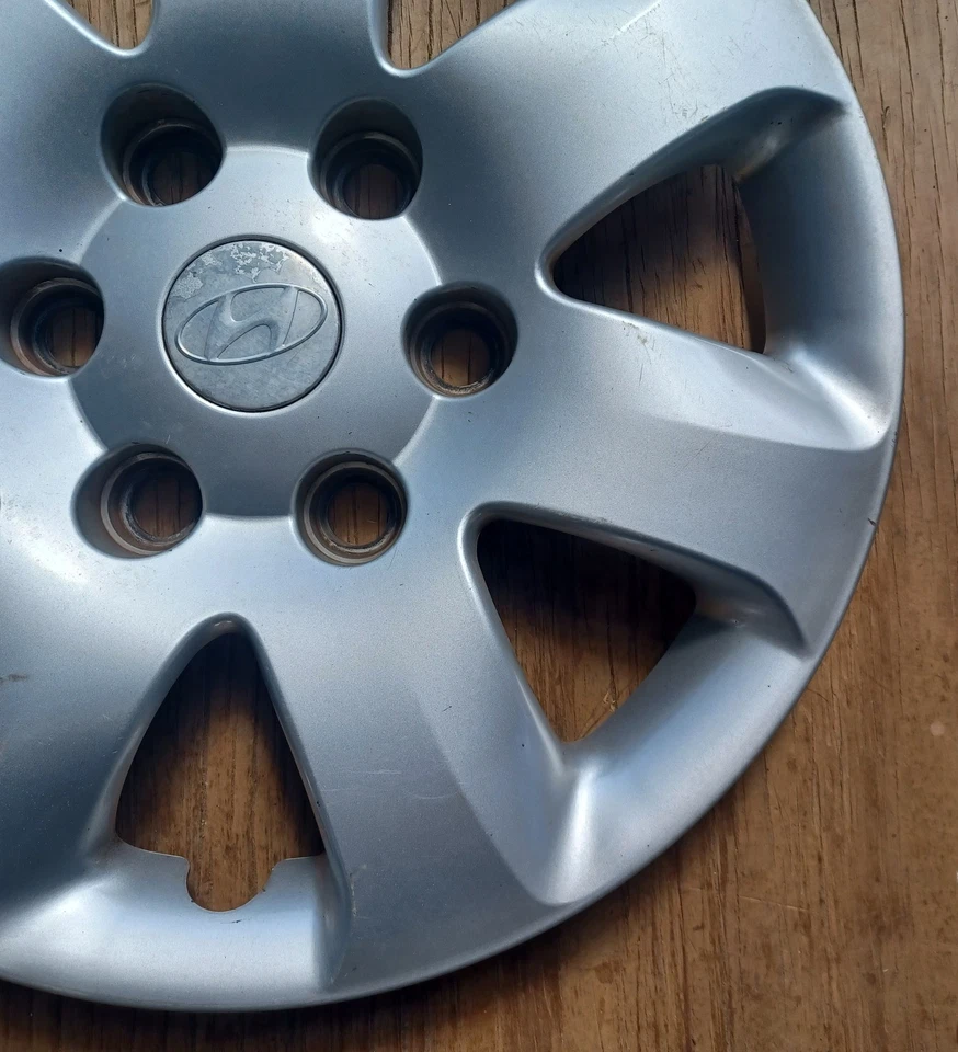 Hyundai Entourage hubcap, 2007-2010, fits 16 inch wheels 52960 4D010, 55558 01 - Image 4 of 4