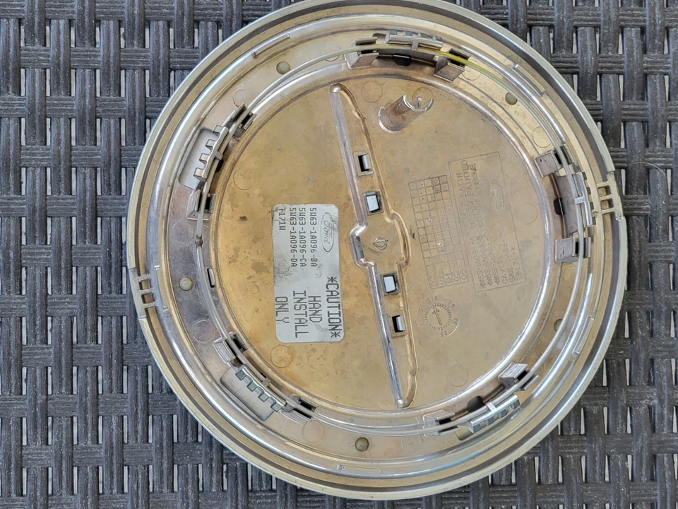 Tampa central Ford Thunderbird acabamento espelhado - Imagem 3 de 4