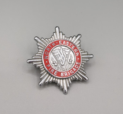 Nordostfeuerwehr Mützenabzeichen Chrom & Emaille Post-1948