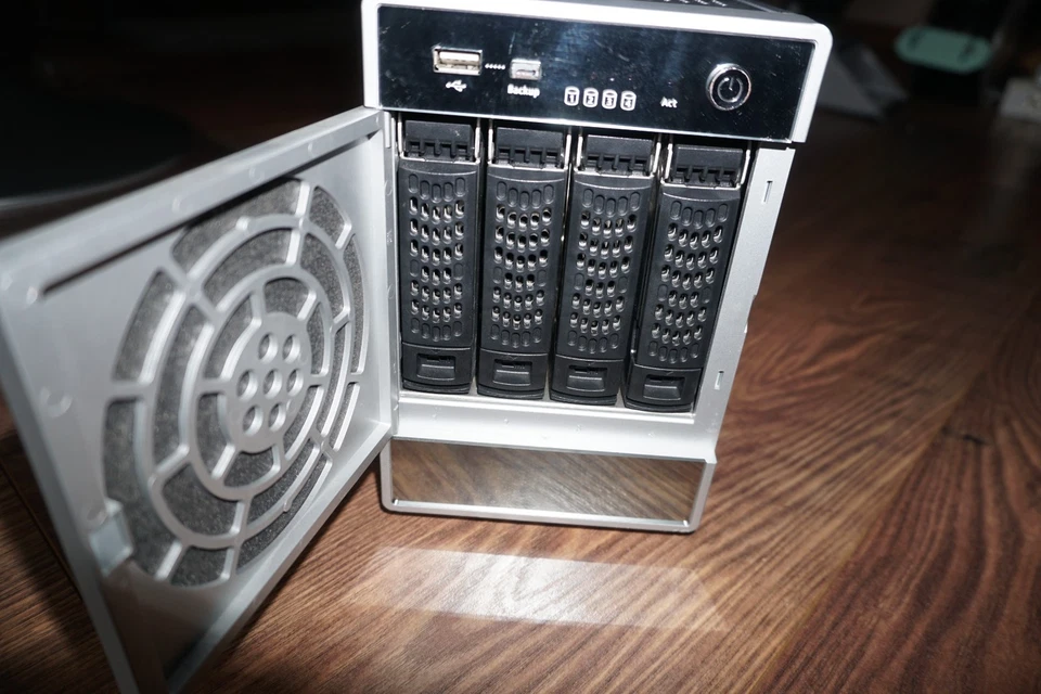 NETGEAR ReadyNAS NV+ - Bild 4 von 4