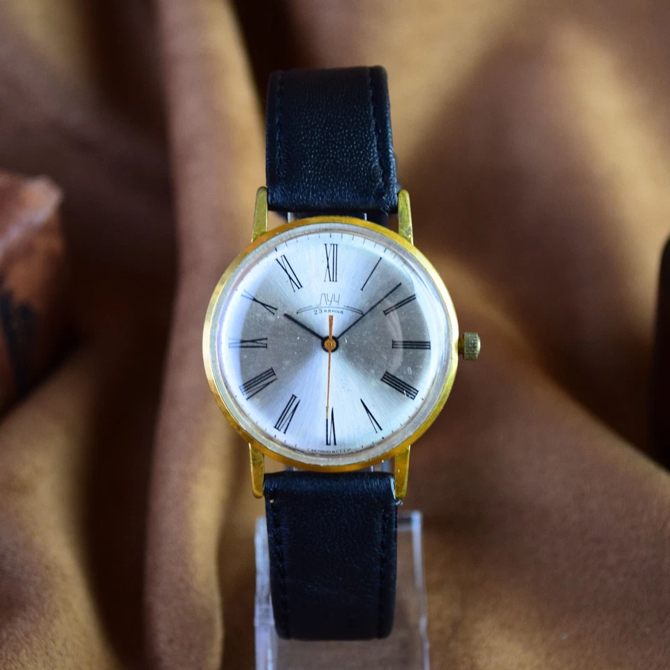 Reloj Pulsera Vintage Luch Ultra Delgado Soviético Hombre 23 Joyas Reparado Foto 3 de 4