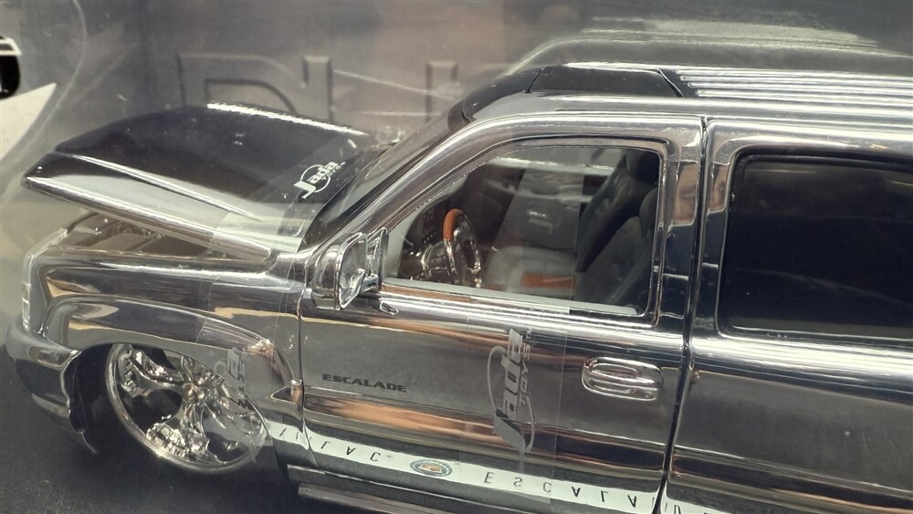 2002 CADILLAC ESCALADE     1／24 JADA DUBSHOP 2002 CADILLAC ESCALADE EXT COPPER 1:24 DIECAST