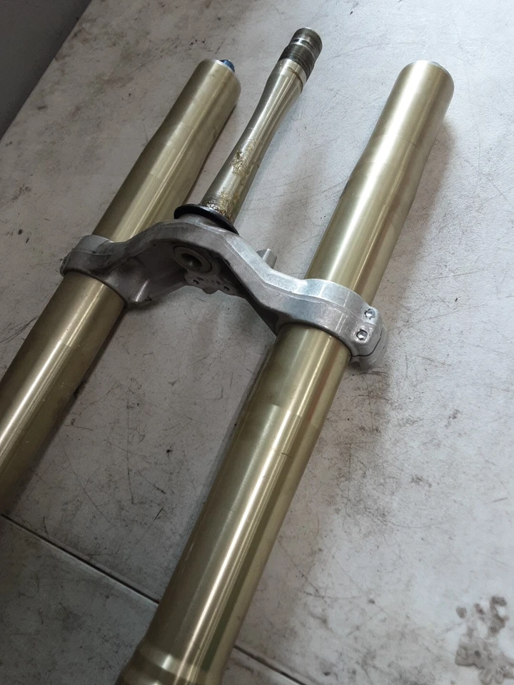 99 98-99 Yamaha YZF R1 YZF-R1 1999 horquillas delanteras potencia suspensión ligeramente doblada Foto 3 de 4