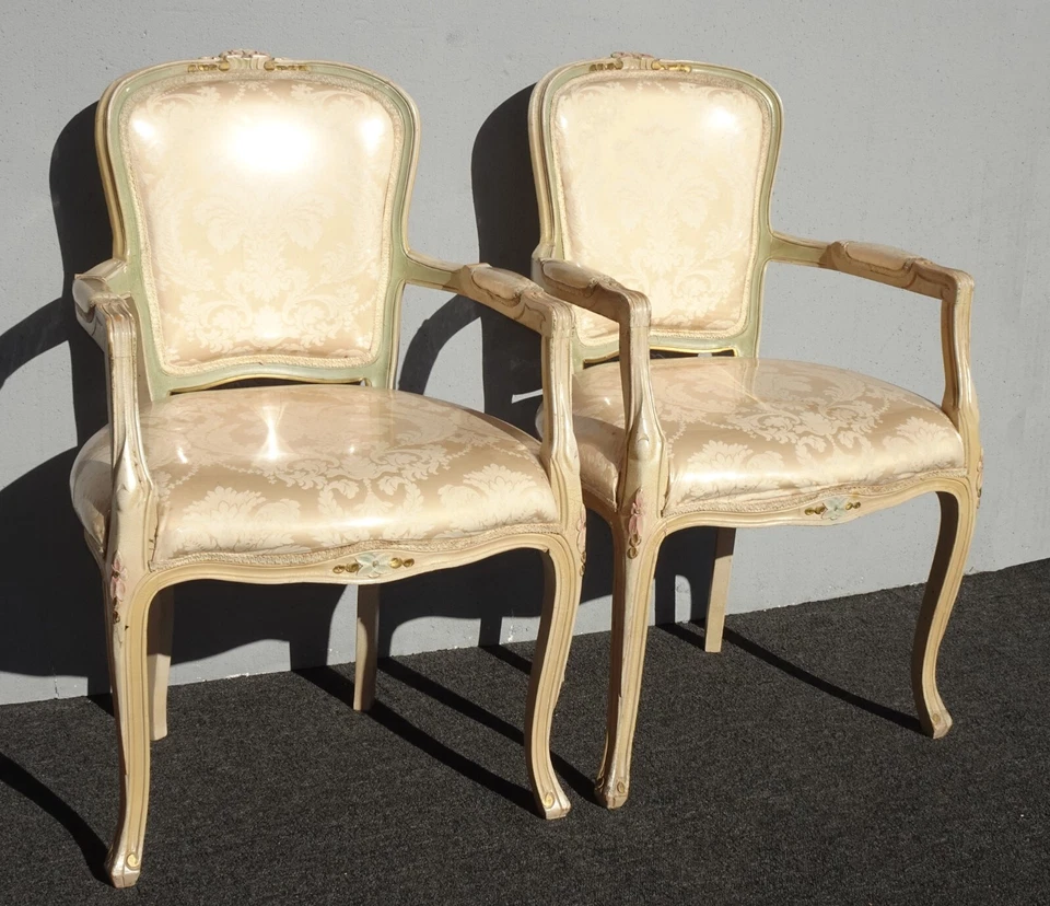 Par de sillas Bergere vintage francesas con acento provincial tela blanca patas descapotables Foto 3 de 4