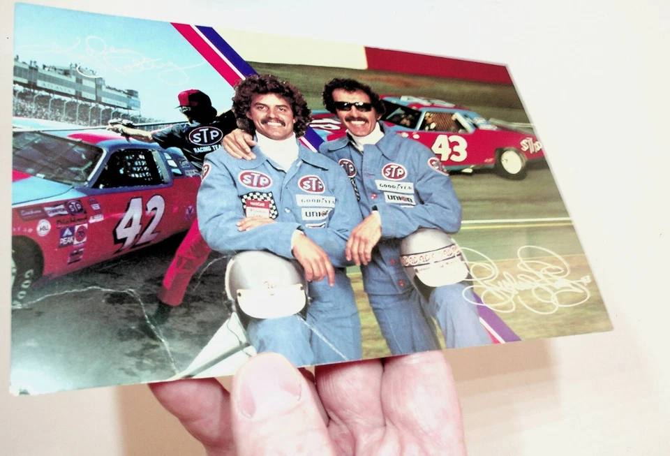 1980 Postcard NASCAR Richard Petty & Kyle Petty STP Racing Team - Imagem 3 de 4