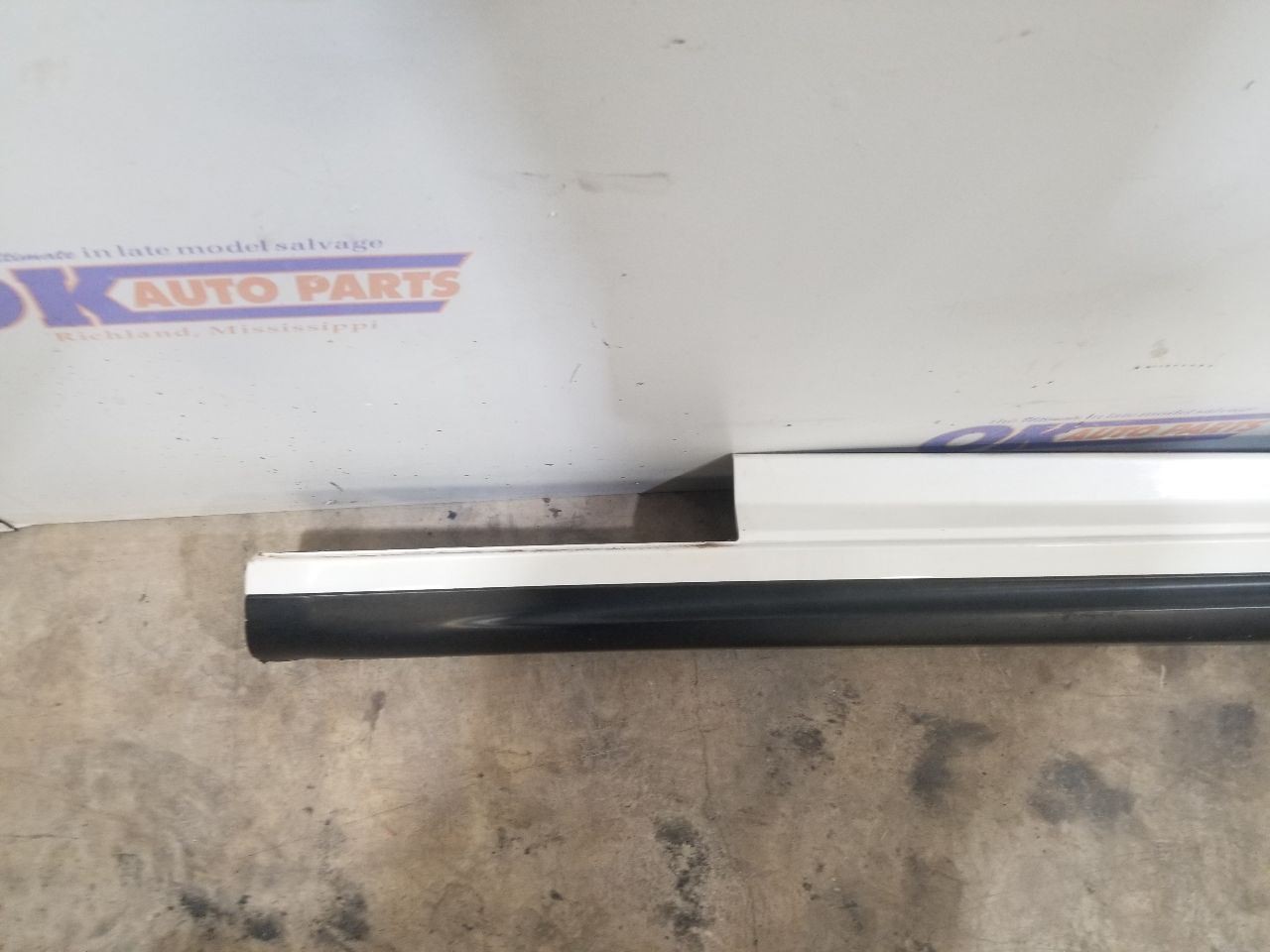 Maserati Ghibli 2014-2014 Left Rocker molding White
