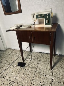 Singer Nähmaschine 744/ 784 mit div. Zubehör (Nähplatten, Anleitung, Schrank