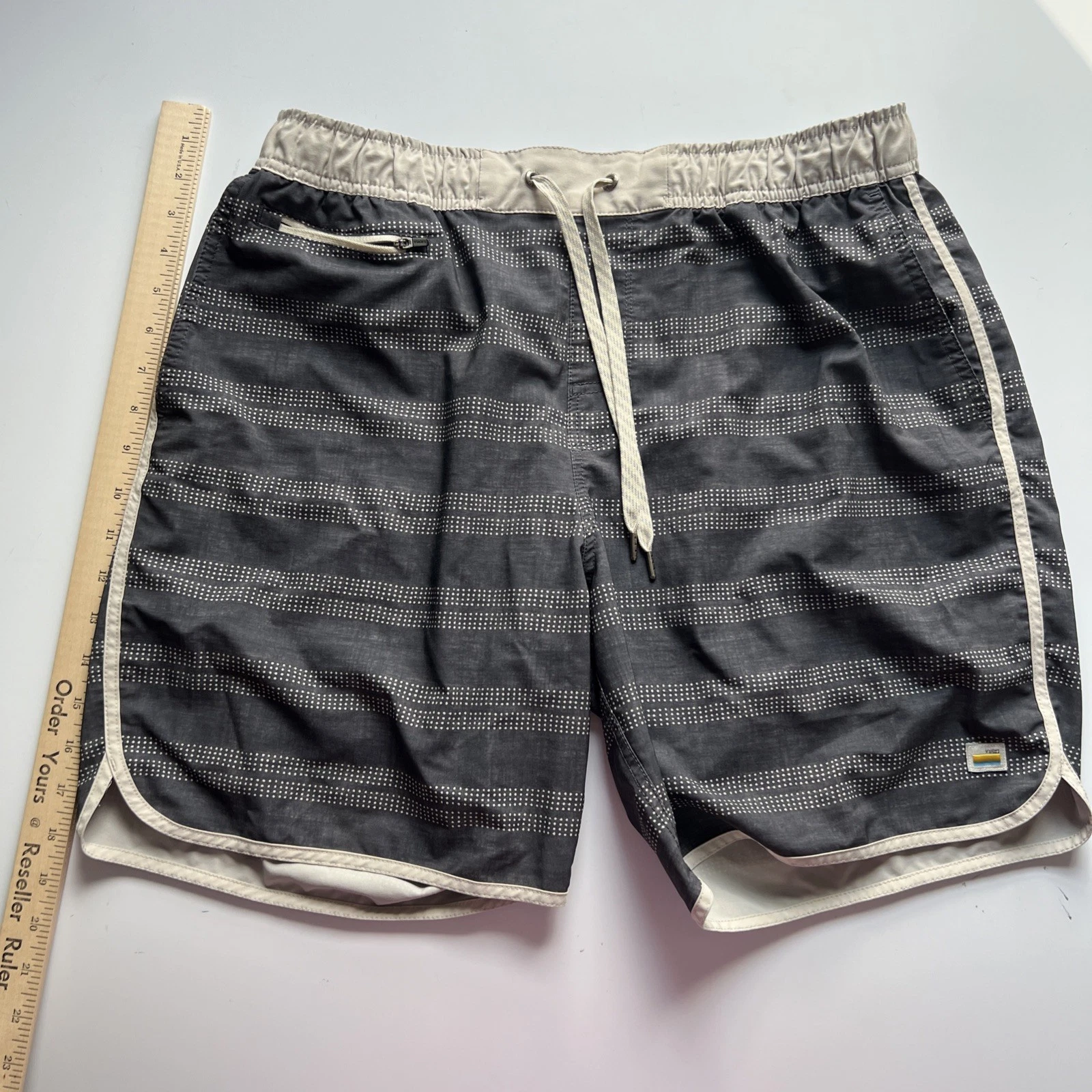 Vuori Bank Shorts Mens XL Gray Striped 7” Linerless Gym Running Performance V330