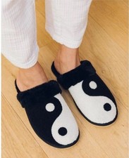 NIB Soludos Yin Yang Faux Fur Slippers Black White Slide Mules Womens Size 7 NEW