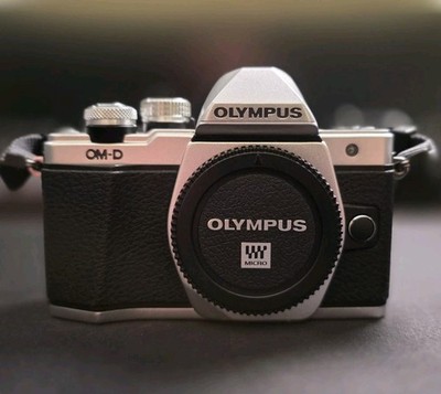 Olympus OM-D E-M10 Mark II Silber MFT sehr guter Zustand   nur 9.774 Auslösungen
