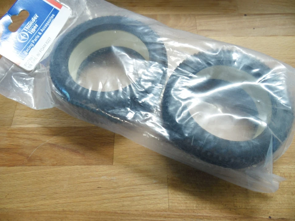 THUNDER TIGER PD7881 1/8 Tire with Foam EB4 - Photo 1/1