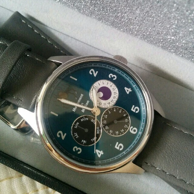 Movement in top motion watch