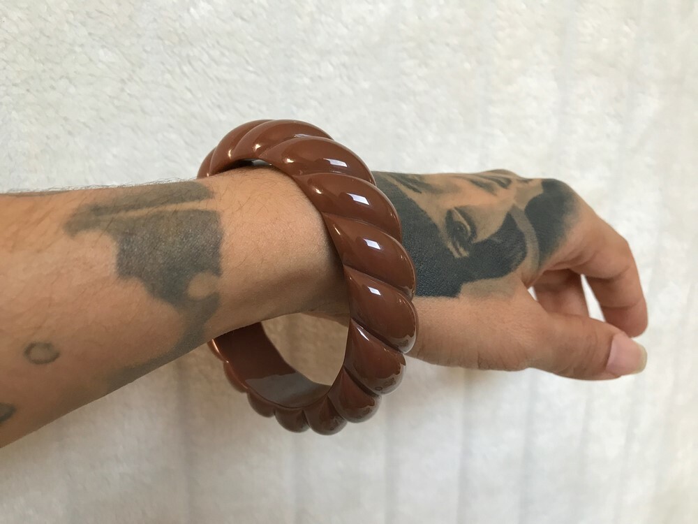 Bracelet résine marron torsadé pour sublimer vos tenues bohèmes et looks de bureau