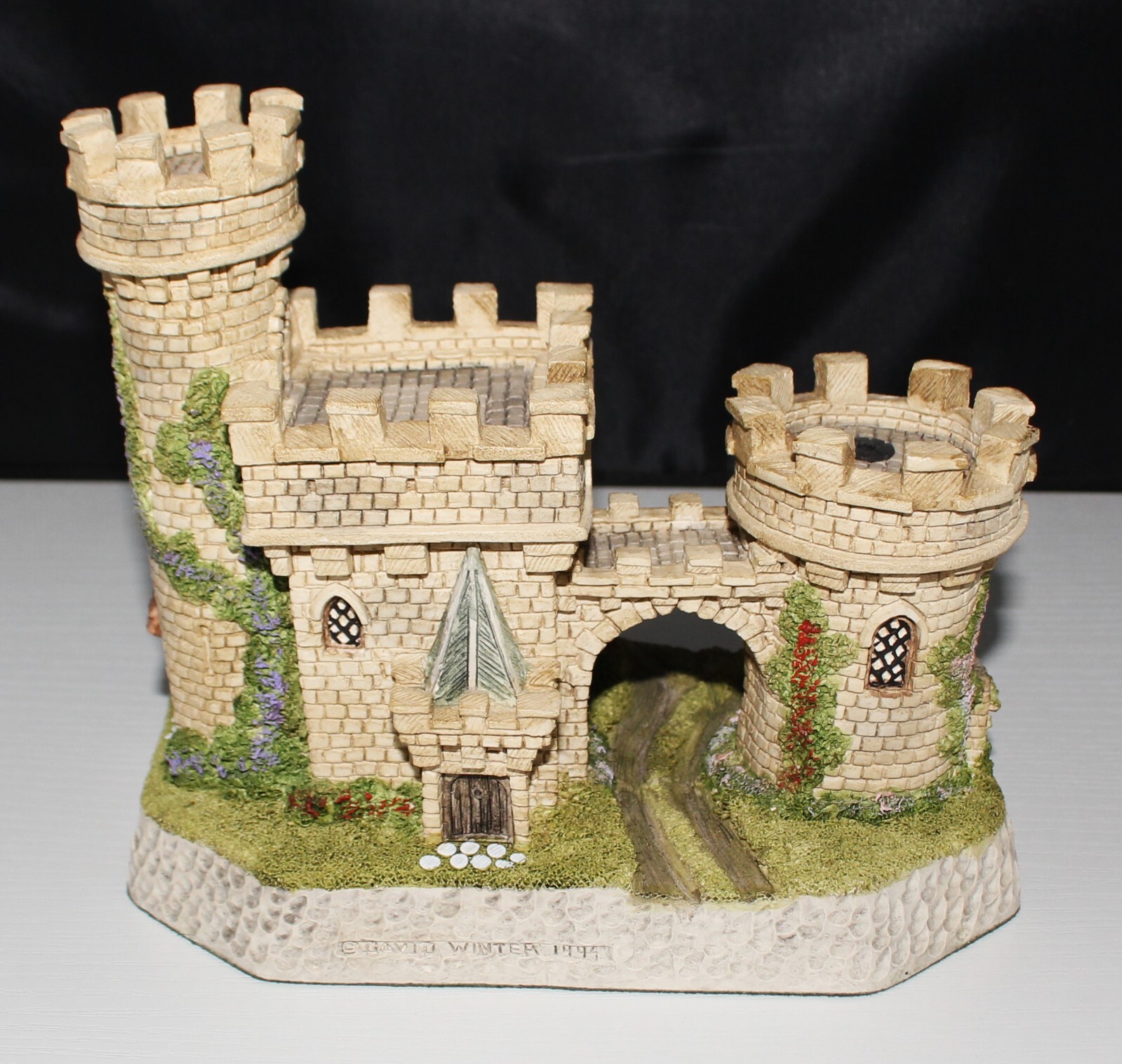 David Winter Cottage "Guardian Gate" 1994 In The Country Collection in Box w/COA