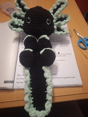 Handgehäkeltes Axolotl/Salamander Stofftier Kuscheltier schwarz/mintgrün