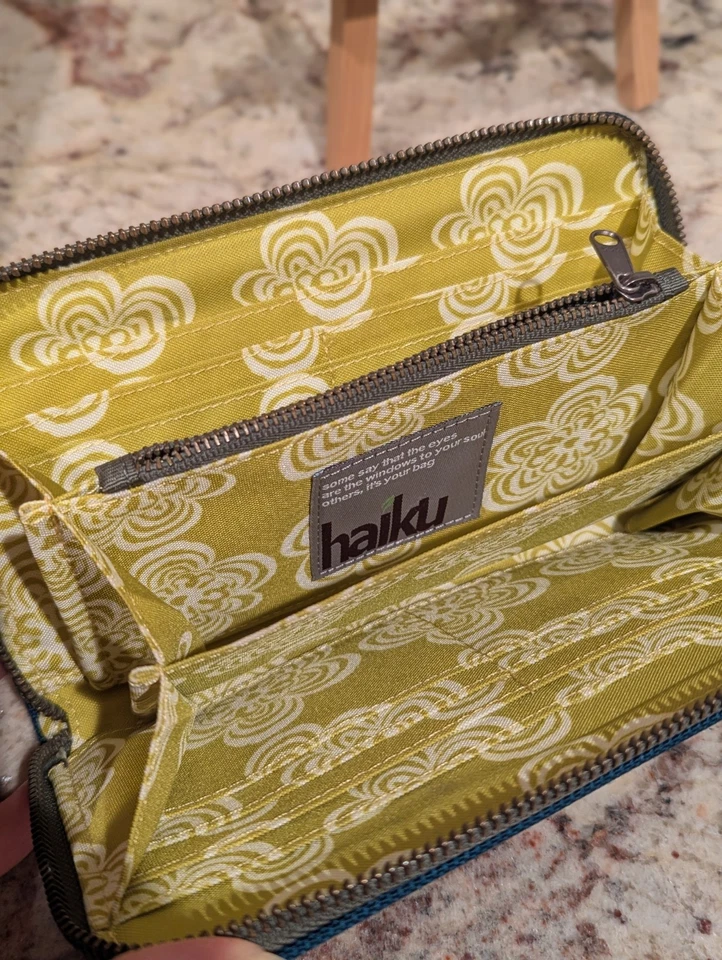 Cartera de muñeca Haiku verde azulado con cremallera alrededor nueva sin etiquetas Foto 3 de 4