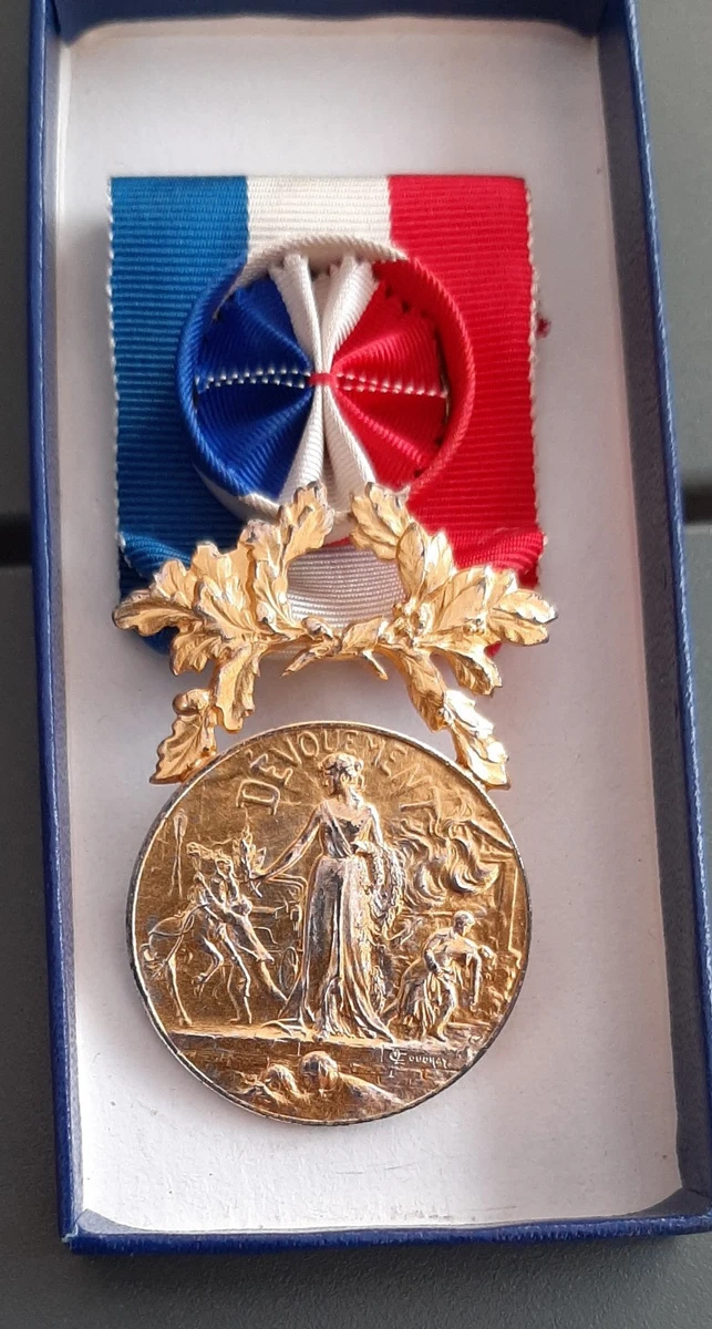 TROISIÈME RÉPUBLIQUE Médaille, Actes de dévouement fme_576825 Médailles