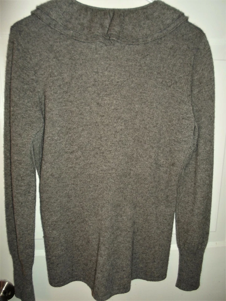 A. Giannetti MEDIUM 100% 2-ply Cashmere Cardigan 3 Button Ruffle Neck GRAY - Image 2 of 4