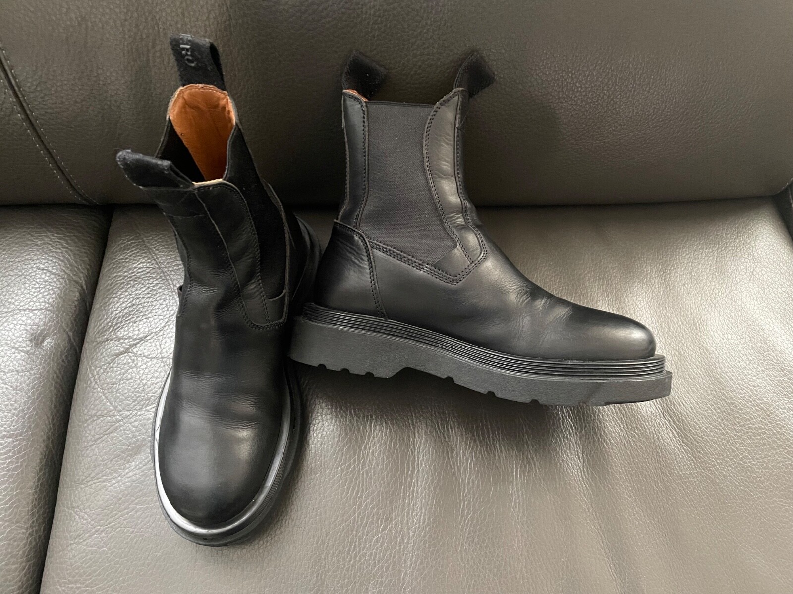 $1190. PRE-OWNED BUTTERO BLACK LEATHER CHELSEA BOOTS M/ITALY TAG SIZE 39/6.5-7.