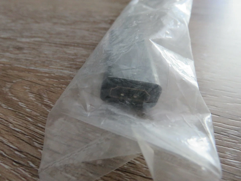 4 INCH DisplayPort SOURCE (Male) to HDMI DESTINATION (Female) Adapter Cable - Image 4 of 4