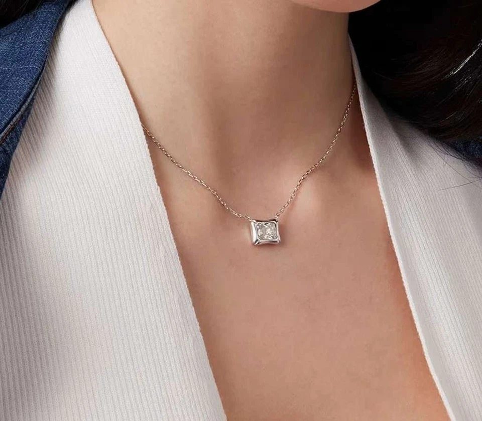 Collana donna Guess con punto luce bianco rettangolare JUBN05252JW - Immagine 2 di 4