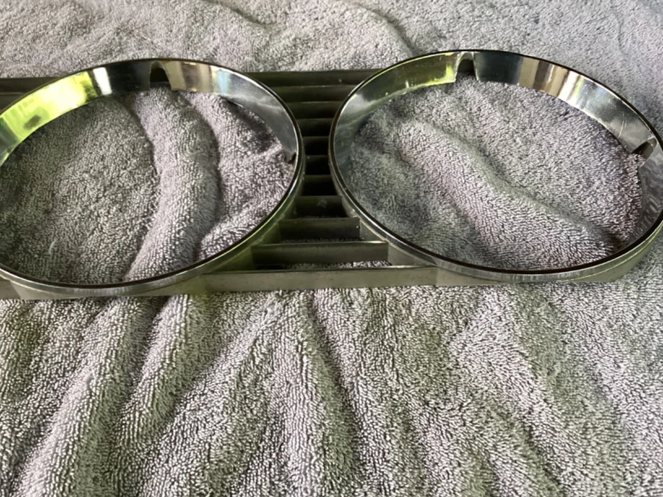 Ford Mercury Cougar 1971 1972 luz de cabeza parrilla bisel D1WB-13064 Foto 2 de 4