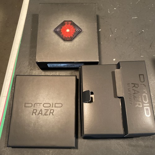 lot of 3 boxes Droid RAZR cellphone BOX ONLY and two Iphone 5s boxes with papers - Photo 3 sur 11