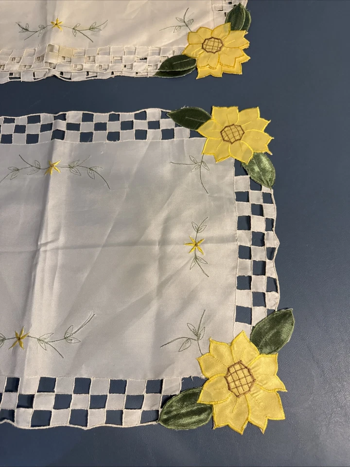 Beautiful Vintage Set of 4 Golden Yellow Flowe Linen Placemats Embroidered - Image 3 of 4